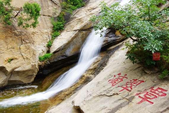 电脑一进游戏就黑屏，只能关电源重启，之前还好好的，系统重装，驱动更新都试过了？游戏画面